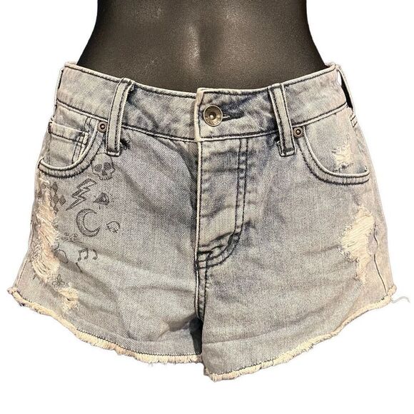 Hot Topic Blackheart High Rise Drawing Sketch Shorts Junior’s 1 - Picture 1 of 6